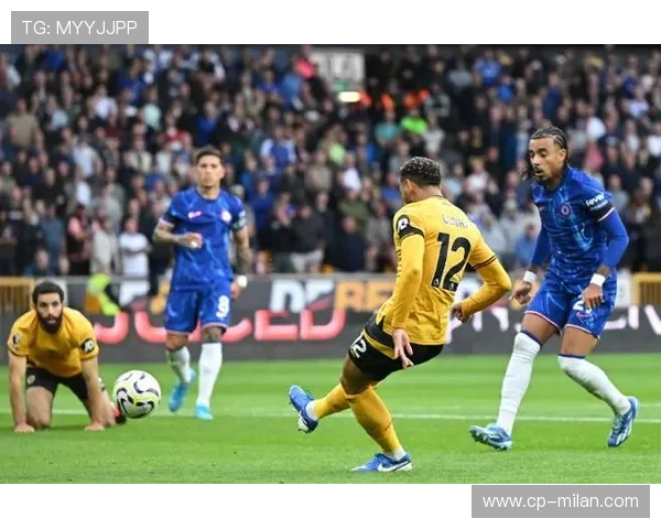 切尔西前锋背身回敲助攻队友完成推射